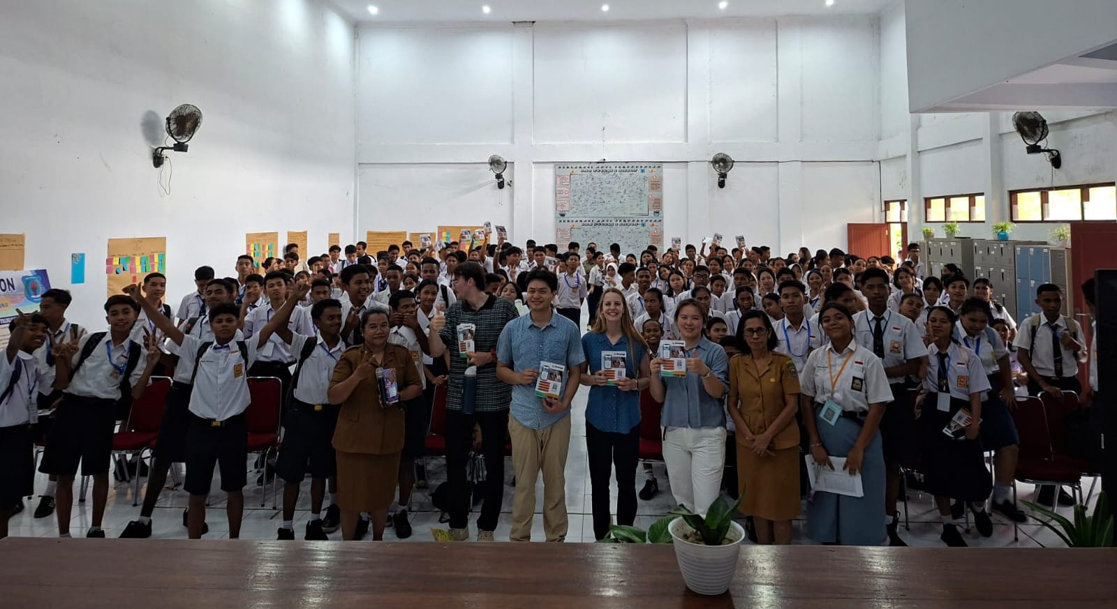 The Gmango team with hundreds of SMA Negeri 2 Ambon students in the school hall after the AI session